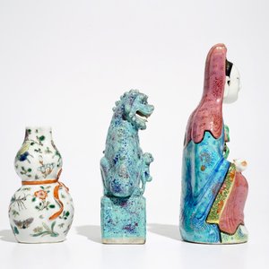A Chinese robin's egg Buddhist lion, a famille rose Guanyin and a famille verte vase, 19/20th C. — photo 3