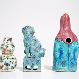 A Chinese robin's egg Buddhist lion, a famille rose Guanyin and a famille verte vase, 19/20th C. — photo 4