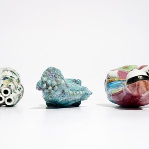 A Chinese robin's egg Buddhist lion, a famille rose Guanyin and a famille verte vase, 19/20th C. — photo 7