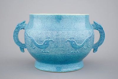 Un brûle parfum en porcelaine de Chine "oeuf-de-pigeon", 19/20ème