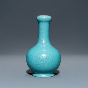 A Chinese robin's egg-glazed bottle vase, Qianlong mark, 19/20th C. — 照片 1