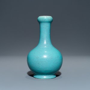 A Chinese robin's egg-glazed bottle vase, Qianlong mark, 19/20th C. — 照片 2