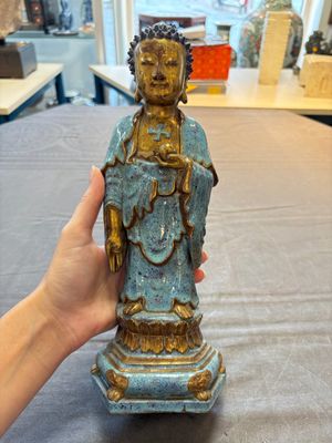 A Chinese robin's egg-glazed gilt-decorated standing Buddha, 18th C. — 照片 1