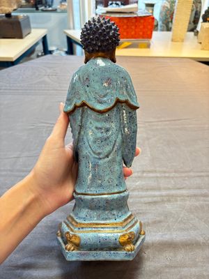 A Chinese robin's egg-glazed gilt-decorated standing Buddha, 18th C. — 照片 3