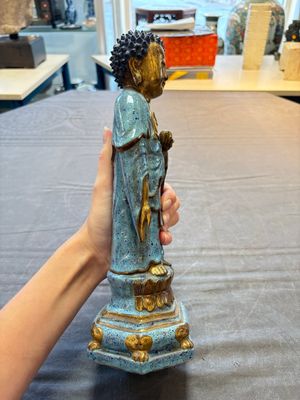 A Chinese robin's egg-glazed gilt-decorated standing Buddha, 18th C. — 照片 4