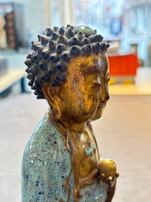 A Chinese robin's egg-glazed gilt-decorated standing Buddha, 18th C. — 照片 5