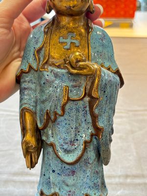 A Chinese robin's egg-glazed gilt-decorated standing Buddha, 18th C. — 照片 6