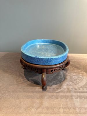 A Chinese robin's egg-glazed narcissus basin with a wooden stand, 19th C. — photo 2