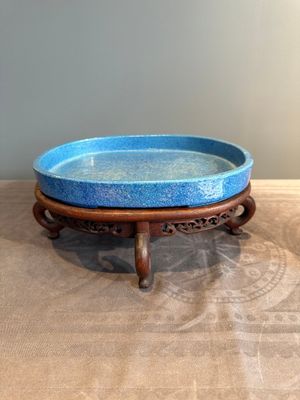 A Chinese robin's egg-glazed narcissus basin with a wooden stand, 19th C. — photo 3