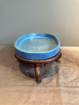 A Chinese robin's egg-glazed narcissus basin with a wooden stand, 19th C. — photo 4