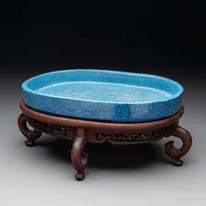 A Chinese robin's egg-glazed narcissus basin with a wooden stand, 19th C. — photo 1