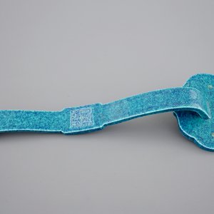 A Chinese robins egg porcelain ruyi scepter, 20th C. — photo 3