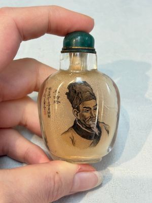 A Chinese rock crystal and two glass inside painted snuff bottles, 19/20th C., with a signed copy of 'Chinese Inside Painting of the Modern Age', 2005 — photo 18