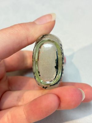 A Chinese rock crystal and two glass inside painted snuff bottles, 19/20th C., with a signed copy of 'Chinese Inside Painting of the Modern Age', 2005 — photo 6