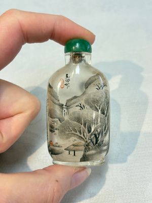 A Chinese rock crystal and two glass inside painted snuff bottles, 19/20th C., with a signed copy of 'Chinese Inside Painting of the Modern Age', 2005 — photo 9