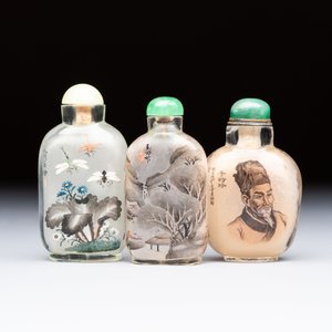 A Chinese rock crystal and two glass inside painted snuff bottles, 19/20th C., with a signed copy of 'Chinese Inside Painting of the Modern Age', 2005 — photo 2