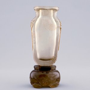 A Chinese rock crystal vase with bats, 19th C. — photo 2