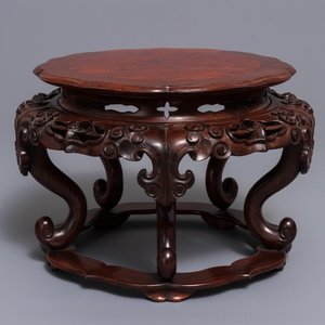 A Chinese rootwood-top carved wood stand, 19/20th C. — 照片 1