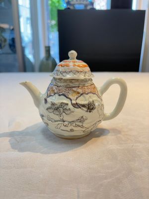 A Chinese rose-grisaille molded teapot with floral design, Yongzheng/Qianlong — photo 1