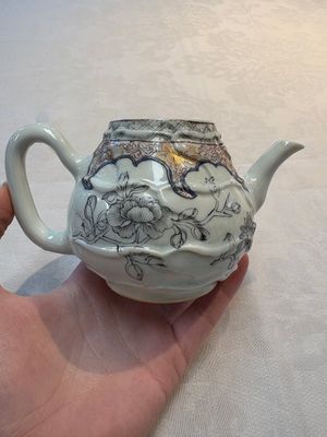 A Chinese rose-grisaille molded teapot with floral design, Yongzheng/Qianlong — photo 2