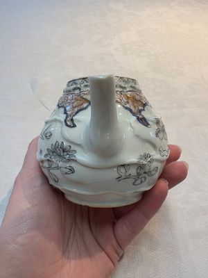 A Chinese rose-grisaille molded teapot with floral design, Yongzheng/Qianlong — photo 3