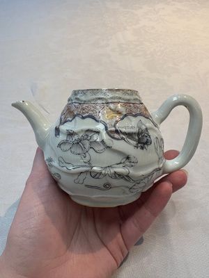 A Chinese rose-grisaille molded teapot with floral design, Yongzheng/Qianlong — photo 4