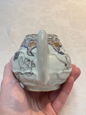 A Chinese rose-grisaille molded teapot with floral design, Yongzheng/Qianlong — photo 5