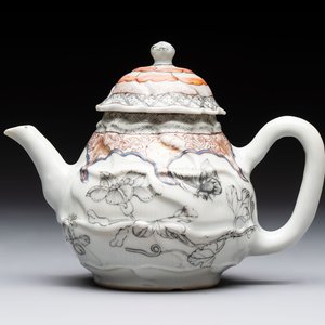 A Chinese rose-grisaille molded teapot with floral design, Yongzheng/Qianlong — photo 1