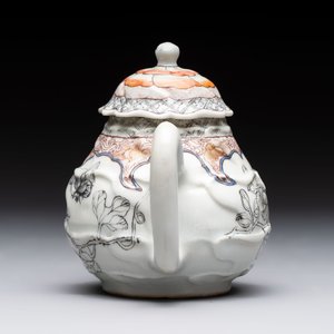 A Chinese rose-grisaille molded teapot with floral design, Yongzheng/Qianlong — photo 2