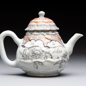 A Chinese rose-grisaille molded teapot with floral design, Yongzheng/Qianlong — photo 3