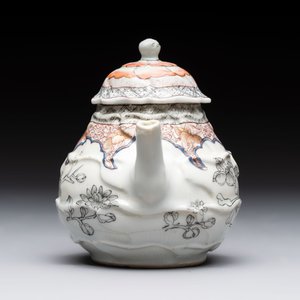 A Chinese rose-grisaille molded teapot with floral design, Yongzheng/Qianlong — photo 4