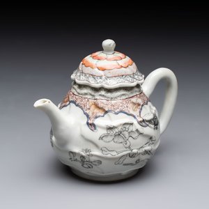 A Chinese rose-grisaille molded teapot with floral design, Yongzheng/Qianlong — photo 5