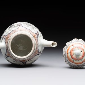A Chinese rose-grisaille molded teapot with floral design, Yongzheng/Qianlong — photo 6