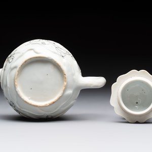 A Chinese rose-grisaille molded teapot with floral design, Yongzheng/Qianlong — photo 7