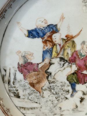 A Chinese rose-grisaille plate with Luohan, a dragon and a tiger, Yongzheng/Qianlong — photo 2