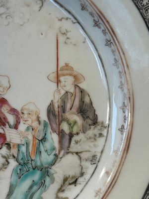 A Chinese rose-grisaille plate with Luohan, a dragon and a tiger, Yongzheng/Qianlong — photo 4