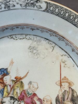 A Chinese rose-grisaille plate with Luohan, a dragon and a tiger, Yongzheng/Qianlong — photo 5