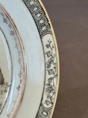 A Chinese rose-grisaille plate with Luohan, a dragon and a tiger, Yongzheng/Qianlong — photo 6