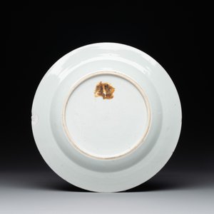 A Chinese rose-grisaille plate with Luohan, a dragon and a tiger, Yongzheng/Qianlong — photo 2