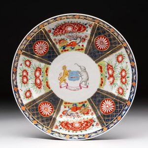 A Chinese rose-Imari armorial dish with the arms of Bahadur II for the Indian market, Jiaqing, ca. 1820 — 照片 1