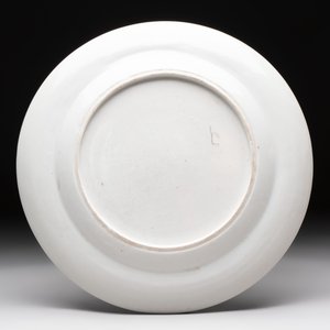 A Chinese rose-Imari armorial dish with the arms of Bahadur II for the Indian market, Jiaqing, ca. 1820 — 照片 2