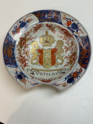 A Chinese rose-Imari 'Provinces' shaving bowl with the arms of Amsterdam, Kangxi, ca. 1720 — 照片 1