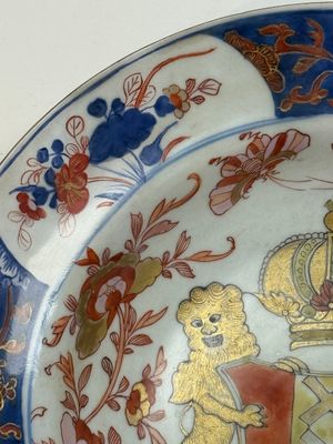 A Chinese rose-Imari 'Provinces' shaving bowl with the arms of Amsterdam, Kangxi, ca. 1720 — 照片 3
