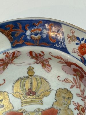A Chinese rose-Imari 'Provinces' shaving bowl with the arms of Amsterdam, Kangxi, ca. 1720 — 照片 4