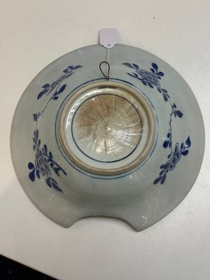 A Chinese rose-Imari 'Provinces' shaving bowl with the arms of Amsterdam, Kangxi, ca. 1720 — 照片 9