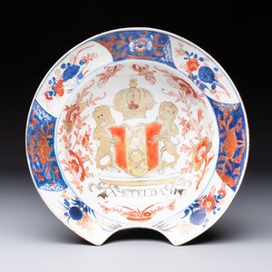 A Chinese rose-Imari 'Provinces' shaving bowl with the arms of Amsterdam, Kangxi, ca. 1720 — 照片 1