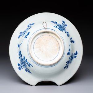 A Chinese rose-Imari 'Provinces' shaving bowl with the arms of Amsterdam, Kangxi, ca. 1720 — 照片 2