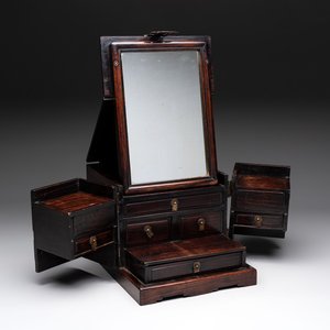 A Chinese rosewood cosmetic box with brass mount, 19/20th C. — photo 1