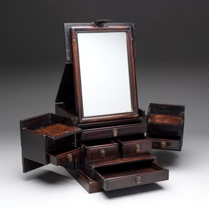A Chinese rosewood cosmetic box with brass mount, 19/20th C. — photo 2