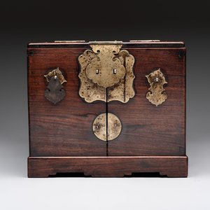 A Chinese rosewood cosmetic box with brass mount, 19/20th C. — photo 3